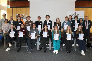 Johannes Gutenberg-Universität Mainz (JGU) und Dr. Hans Riegel-Stiftung zeichnen Schüler*Innen für besonders gute, vorwissenschaftliche Arbeiten aus 